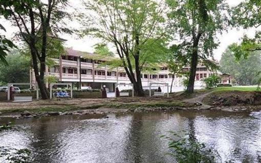 фото отеля Riverbend Motel & Cabins