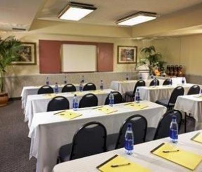 фото отеля Days Inn and Suites Rancho Cordova