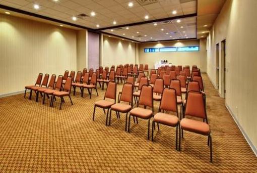 фото отеля Holiday Inn Express Omaha Southwest
