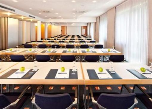 фото отеля Tryp Dusseldorf Airport