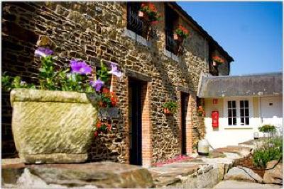 фото отеля Inter Hotel Le Lion D'Or Saint-Brice-en-Cogles