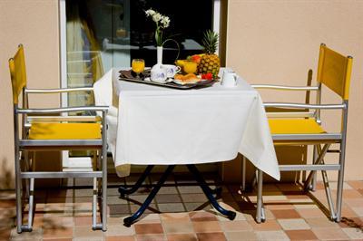 фото отеля Inter Hotel Le Lion D'Or Saint-Brice-en-Cogles