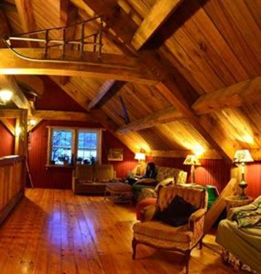 фото отеля Algonquin's Wolf den Bunkhouse n' Cabins