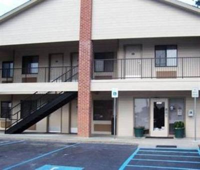 фото отеля Oak Tree Inn Livonia Airline Highway