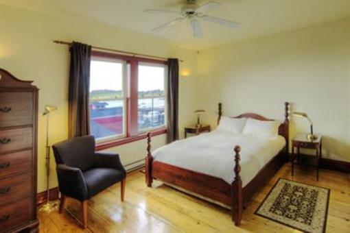 фото отеля Spinnaker Inn