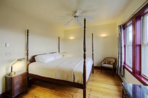 фото отеля Spinnaker Inn
