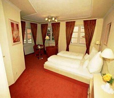 фото отеля Stadthotel Zum Goldenen Hirschen