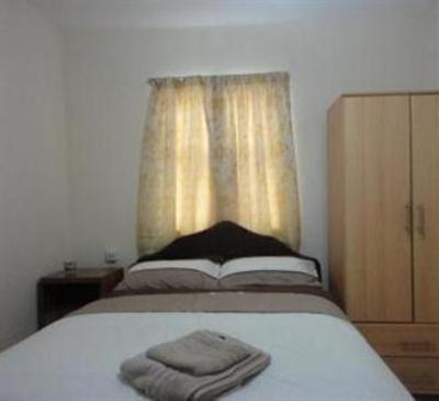 фото отеля Toms Inn Upton Park
