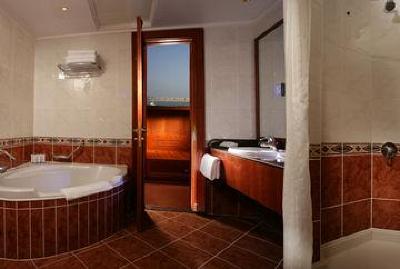фото отеля Le Meridien Mina Seyahi Beach Resort and Marina