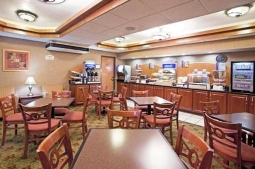 фото отеля Holiday Inn Express Hotel & Suites Saint Clairsville