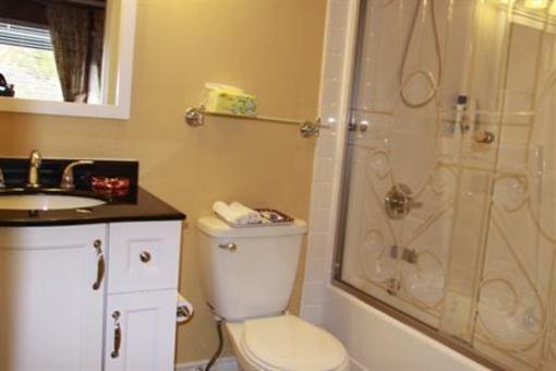 фото отеля Camilla House Bed and Breakfast Vancouver