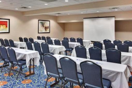 фото отеля Holiday Inn Express Hotel & Suites Detroit Novi