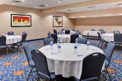 фото отеля Holiday Inn Express Hotel & Suites Detroit Novi