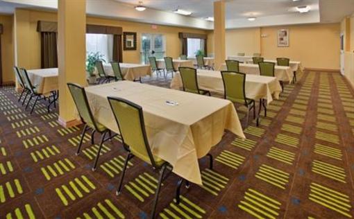 фото отеля Holiday Inn Express Hotel & Suites Kansas City Sports Complex