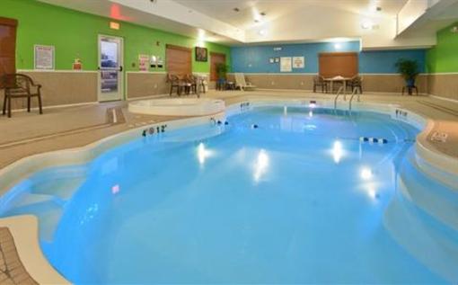 фото отеля Holiday Inn Express Hotel & Suites Kansas City Sports Complex