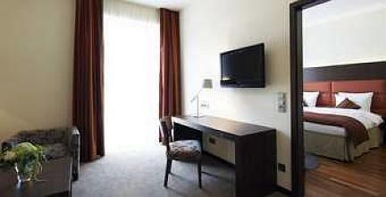 фото отеля Steigenberger Hotel Treudelberg Hamburg