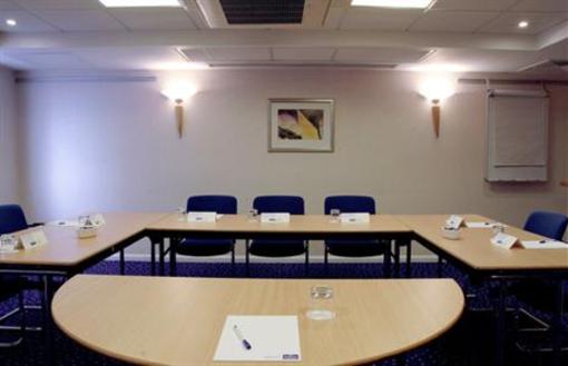 фото отеля Holiday Inn Express Luton Airport