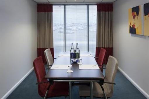 фото отеля Holiday Inn Express Luton Airport