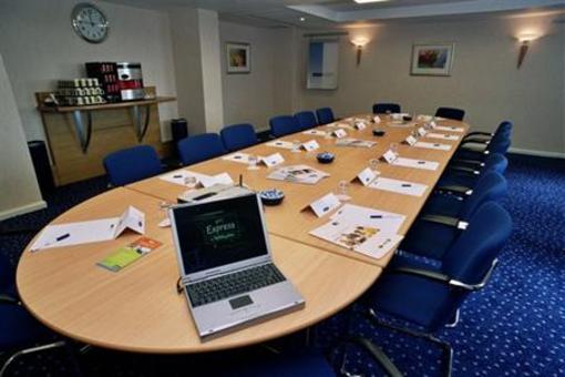 фото отеля Holiday Inn Express Luton Airport