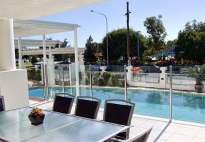 фото отеля Waters Edge Apartments
