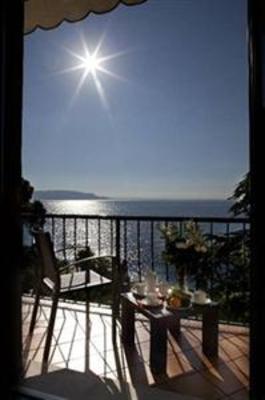 фото отеля Hotel Villa Capri Gardone Riviera