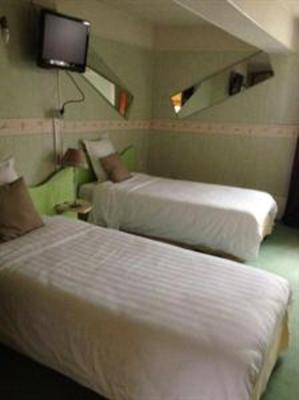 фото отеля Hostellerie du Lion d'Or Beaumont-le-Roger
