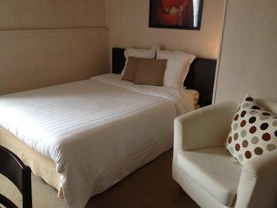 фото отеля Hostellerie du Lion d'Or Beaumont-le-Roger