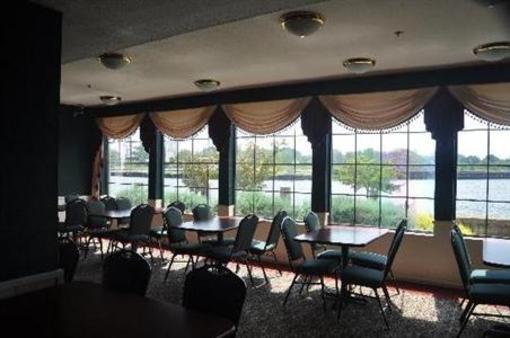 фото отеля River's Edge Inn