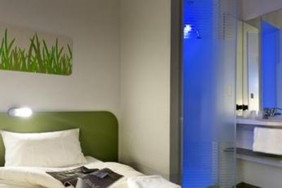 фото отеля Kyriad MLV Saint-Thibault-des-Vignes Hotel