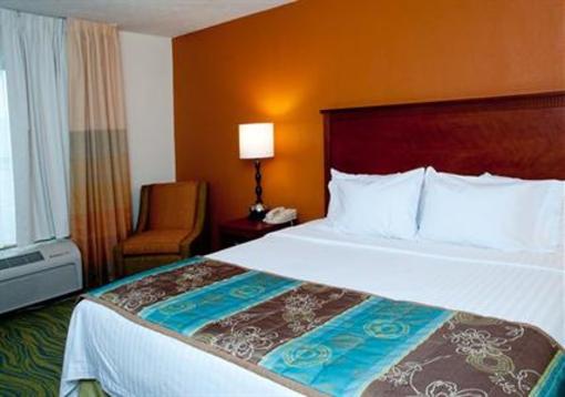 фото отеля Fairfield Inn Marriott Cross Creek Mall