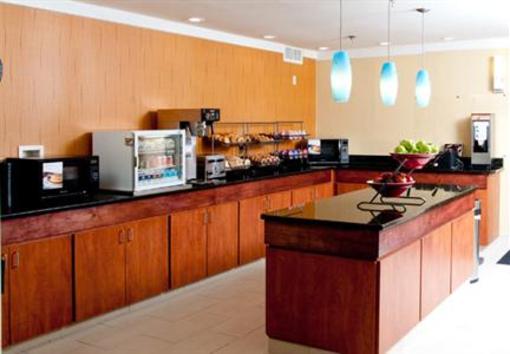 фото отеля Fairfield Inn Marriott Cross Creek Mall