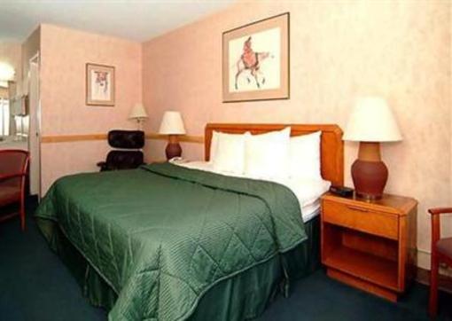 фото отеля Econo Lodge West