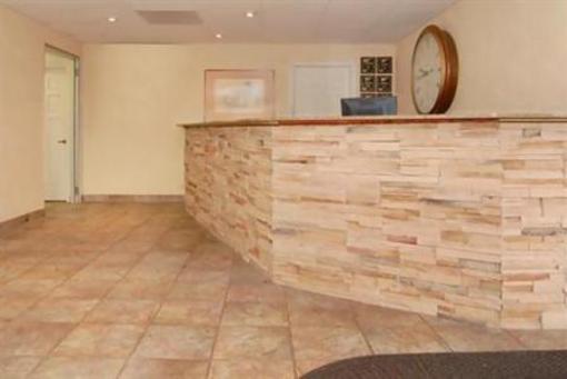 фото отеля Econo Lodge West