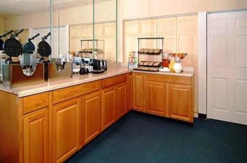 фото отеля Econo Lodge West