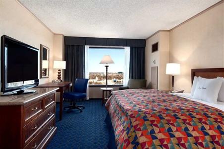 фото отеля Doubletree Hotel Tulsa-Warren Place
