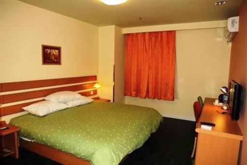 фото отеля Home Inn Yangzhou Wenchangge Huanggong Plaza