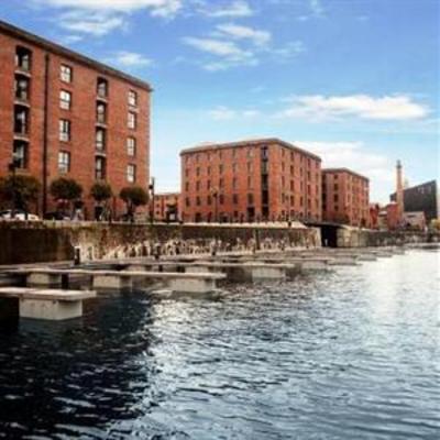 фото отеля Hollywood Apartments & Barges