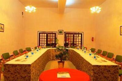 фото отеля Howard Johnson Hotel & Suites The Monarch