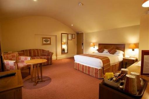 фото отеля The Red Lion Hotel Hillingdon London