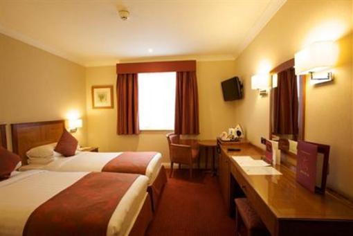 фото отеля The Red Lion Hotel Hillingdon London