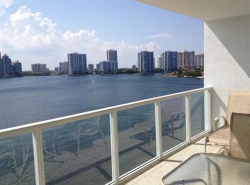 фото отеля Condos at Marina Bay Club Sunny Isles Beach
