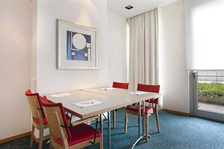 фото отеля Holiday Inn Express Geneva Airport