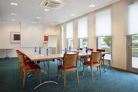 фото отеля Holiday Inn Express Geneva Airport