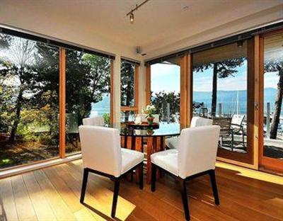 фото отеля Brentwood Bay Lodge