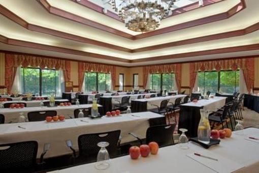 фото отеля Crowne Plaza Hotel Boston Natick