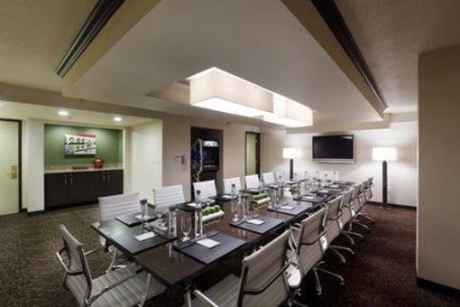 фото отеля Crowne Plaza Hotel Boston Natick