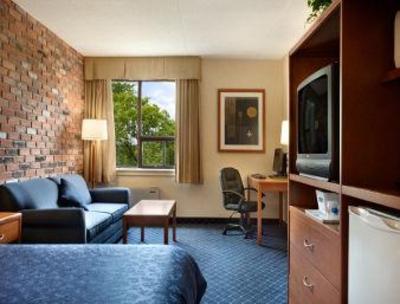 фото отеля Travelodge Barrie On Bayfield