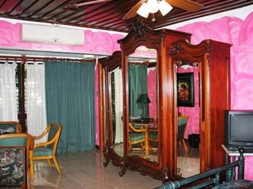 фото отеля Hostal Real Los Robles