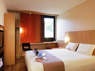 фото отеля Ibis Guingamp Hotel Ploumagoar
