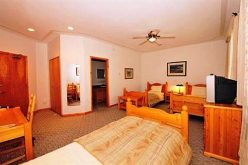 фото отеля Aurora Inn Dawson City